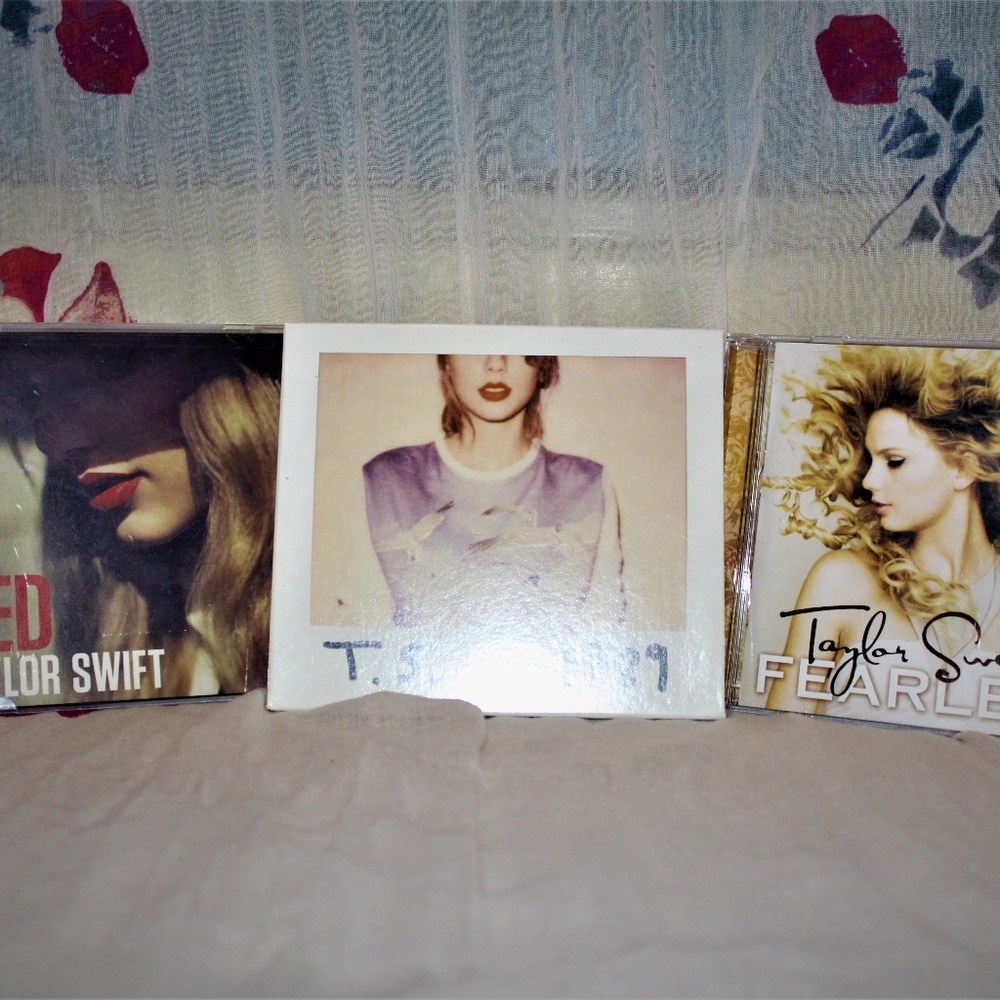 4 TAYLOR SWIFT CDs